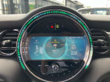 丸を基調としたMINIらしい運転席デザイン
