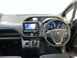 運転席周りのレイアウトをご覧ください。ナビゲーションが綺麗に装着されすっきり収まってますね!