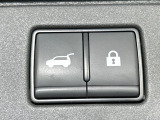 【パワーバックドア】スマートキーや運転席のボタンを押すだけでリアゲートが自動で開閉します!荷物を持っている時や、高い位置にあるバックドアを閉める際に便利な機能です♪