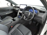 高級感のある美しいインテリアデザインの運転席です。