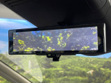 【インテリジェントルームミラー】後席の大きな荷物や同乗者で後方が確認しづらい時でも安心!カメラが撮影した車両後方の映像をルームミラー内に表示。クリアな視界で状況の確認が可能です!