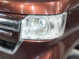 【LEDヘッドライト】悪天候や夜間走行時も良好な視界を確保し安心して運転できる高輝度LEDヘッドライトを装備!点灯速度が早く、消費電力も抑えられています。
