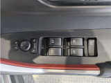 パワーウィンドウのスイッチですよ。 運転席に居ながら窓を開け閉めのコントロールできますよ。 ロック機能で、子供がイタズラして窓を開けるという事も無くなりますよ。
