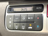【オートエアコン】一度お好みの温度に設定すれば、車内の温度を検知し風量や温度を自動で調整。暑い&hellip;寒い&hellip;と何度もスイッチ操作をする必要はありません。快適な車内空間には必須の機能ですね♪
