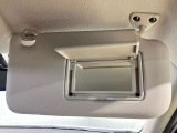 【運転席サンバイザー】鏡が付いているのでメイク直しなどにも便利★