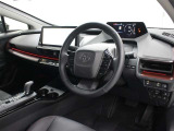 視線を前方に誘導する、トップマウントメーターを起点とし、安全確認がしやすく、運転に集中できる構成に。最大限走りの良さを楽しむことができます。