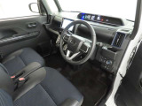 シンプルで使いやすいデザインの運転席です。