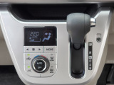 運転席より操作性の良いシフトレバーと、オートエアコンのスイッチ等の画像です。