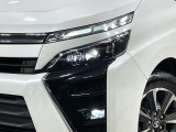 【LEDヘッドライト】悪天候や夜間走行時も良好な視界を確保し安心して運転できる高輝度LEDヘッドライトを装備!点灯速度が早く、消費電力も抑えられています。