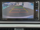 目安となるガイドライン付きのバックカメラを装備しているので、慣れない場所での車庫入れも安心です。