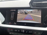 ●リヤビューカメラ『車両のカメラから得た映像を合成し、モニターに映し出します。車両周辺の歩行者や障害物などの発見に役立ちます。』