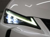 LEDヘッドランプには「オートマチックハイビームシステム」を搭載。夜間走行時にハイビームで走行可能と判断した場合、ロービームとハイビームを自動的に切り替え、前方視界確保をアシストします。