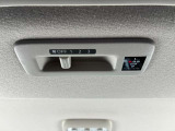 車内の空気を循環し後席まで素早く快適にしてくれるシーリングファン(プラズマクラスター搭載)♪暑い季節もムラなく涼しく、快適さがUP!エアコン前に扇風機を置くと効率が良いと言われる、あの発想ですw