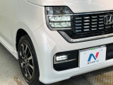 【LEDヘッドライト】悪天候や夜間走行時も良好な視界を確保し安心して運転できる高輝度LEDヘッドライトを装備!点灯速度が早く、消費電力も抑えられています。