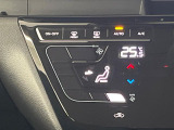【オートエアコン】一度お好みの温度に設定すれば、車内の温度を検知し風量や温度を自動で調整。暑い&hellip;寒い&hellip;と何度もスイッチ操作をする必要はありません。快適な車内空間には必須の機能ですね♪