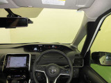 ドライバー目線で、使いやすく安全操作性と良好な視界を実現した運転席です。