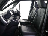 高いホールド性で運転姿勢が安定します。長距離ドライブでも疲れにくいのが魅力です。快適なドライビングライフをお送りください♪