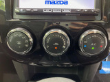【オートエアコン】一度お好みの温度に設定すれば、車内の温度を検知し風量や温度を自動で調整。暑い&hellip;寒い&hellip;と何度もスイッチ操作をする必要はありません。快適な車内空間には必須の機能ですね♪