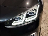 【LEDヘッドライト】先進のLEDテクノロジーを採用。放射される白色光の周波特性は太陽光に近く、バイキセノン・ヘッドライトを上回るコントラストで更に明るく輝きます!