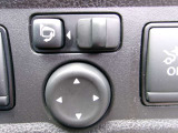 電動格納式ミラーなので、対向車などとのすれ違い時にも便利です。