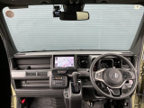 運転席周りです。カップホルダーや小物の収納などは必須ですよね!!使い勝手の良いつくりになっております!!