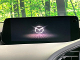 【10.25インチマツダコネクト】車内の雰囲気にマッチした大型ディスプレイ。スマホ接続でのナビ使用やBluetooth再生等、様々な機能が楽しめます。直感的なダイヤル操作が可能で、使い勝手も良好です。