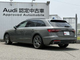 Audiのリヤディフューザーは、車両の後方での空気の流れを整え、乱流を減少させることで、走行安定性を向上させます。またスポーティで洗練された外観を提供し、全体のスタイルに一体感を持たせます。