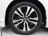 専用18インチアルミホイール(切削光輝+ブラック塗装)が装着されています。タイヤサイズ235/50R18