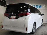 広々とした車内空間に優れた燃費性能。更にデザインも上質で人気のお車です!