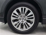 高輝度シルバー塗装された19インチアルミホイールが装着されています。タイヤサイズ225/55R19