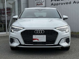 シングルフレームグリルはAudiの象徴的なデザイン要素であり、一目でAudiとわかるスタイル、大きくて迫力のある形状が車のスポーティな印象を強調しており、魅力的なデザインとなっています。