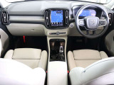 コンパクトなXC40でも上級車種と同様に、縦長式の大型タッチパネルを主体としたインテリア スマートフォン感覚でナビゲーションやオーディオなどを操作できます
