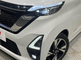 【LEDヘッドライト】悪天候や夜間走行時も良好な視界を確保し安心して運転できる高輝度LEDヘッドライトを装備!点灯速度が早く、消費電力も抑えられています。
