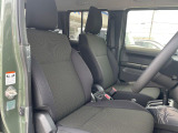 運転席まわりには十分なスペースがあり、大柄な方でもゆったり運転していただける環境です。