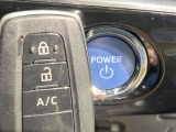 【スマートキー】カバンやポケットに入れたままでもドアの施錠・解錠が可能なスマートキーを装備。エンジンのオン・オフ時もカギを取り出す必要が無いからとっても便利です♪