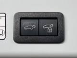 【パワーバックドア】スマートキーや運転席のボタンを押すだけでリアゲートが自動で開閉します!荷物を持っている時や、高い位置にあるバックドアを閉める際に便利な機能です♪