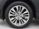 19インチアルミホイール(スーパークロームメタリック塗装)が装着されています。タイヤサイズ225/55R19