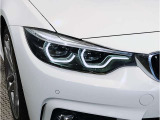 【LEDヘッドライト】先進のLEDテクノロジーを採用。放射される白色光の周波特性は太陽光に近く、バイキセノン・ヘッドライトを上回るコントラストで更に明るく輝きます!
