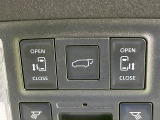 【両側パワースライドドア】スマートキーや運転席のスイッチで後席両側スライドドアの開閉が可能♪電動だから力を入れてドアを開ける必要が無く、小さなお子様でも簡単に開け閉めでき快適です♪