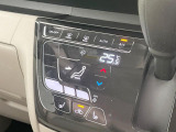 【オートエアコン】一度お好みの温度に設定すれば、車内の温度を検知し風量や温度を自動で調整。暑い&hellip;寒い&hellip;と何度もスイッチ操作をする必要はありません。快適な車内空間には必須の機能ですね♪