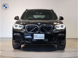 【キドニーグリル】BMWは約90年もの間、ほぼ全ての車両にひと目でBMWだと分かるこの特徴的なフロントグリルが備えられ、デザイン・アイコンとして親しまれてきました。