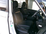運転席にはシートリフターが付いておりますので、前後のスライドに加えシートの高さも変更出来ます。小柄な女性の方でも運転しやすいポジジョンが取れ、安心して運転できます。