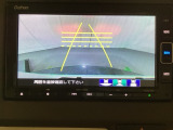 バックでの車庫入れも安心です! リアカメラが付いているバックモニター付のナビを装備しております。操作線もついており距離感も画面から確認できます。