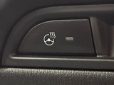 【ステアリングヒーター】冬場に冷たくなりやすい革巻きステアリングを、スイッチ一つで素早く適温に!エアコンよりも早く温まってくれるので、寒い日の運転も快適になりますね♪
