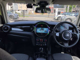伝統的なクラシックMiniから受け継いだすっきりとしたデザインです。センターディスプレイ&トグルスイッチから操作頂けます