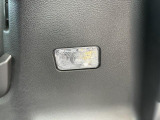 夜の荷室を明るくするラゲッジルーランプです。