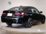 【BMWの伝統-3】BMWのお車は、&ldquo;駆け抜ける歓び&rdquo;を体現しております。走行の安定性とコーナリングの良さを追求し、思い通りにハンドルの操作可能です。