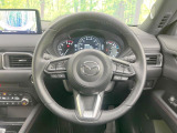 インテリアに合わせたデザインのステアリングは、運転される方のことも考え、運転しやすい形状、大きさです。是非一度、実際に触ってお確かめください。