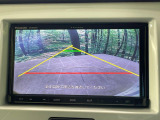 【バックカメラ】駐車時に後方がリアルタイム映像で確認できます。大型商業施設や立体駐車場での駐車時や、夜間のバック時に大活躍!運転スキルに関わらず、今や必須となった装備のひとつです!