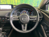 インテリアに合わせたデザインのステアリングは、運転される方のことも考え、運転しやすい形状、大きさです。是非一度、実際に触ってお確かめください。